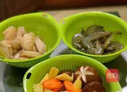 How to make Chicken Wings and Prawn Burgers Illustration 1