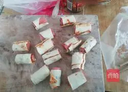 Illustration of how to make small sausages wrapped in puff pastry 5