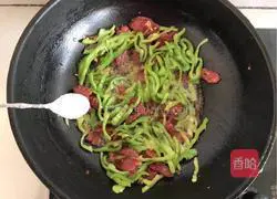 Illustration of how to stir-fry bacon with hot pepper 8