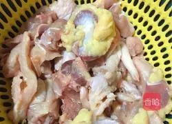 Illustration of how to make spicy taro chicken 1