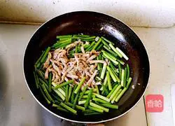 Illustration of how to make stir-fried meat with garlic moss 7