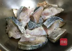 Illustration of how to make braised preserved fish cubes in sauce 2