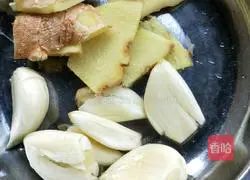 Illustration of how to make braised chicken with fresh abalone 5