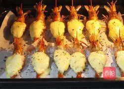 Novices can also become masters in seconds, with a zero-failure recipe for cheese-baked shrimp 7