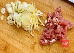 Illustration of how to make meat powder skin 2