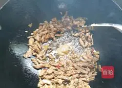 Illustration of how to make stir-fried beef with eggplant, sauerkraut and beef 3