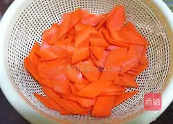 Illustration of how to stir-fry carrots with garlic sprouts and minced meat 2