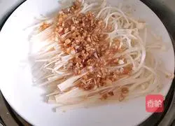 Illustration of how to steam enoki mushrooms with garlic 9