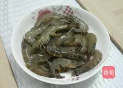 Illustration of how to make salt-baked shrimp 1