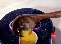 Illustration of how to make onion and egg pancakes 7