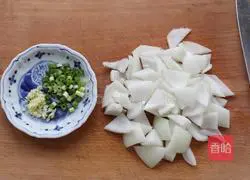 Illustration of how to make fried pork slices with cumin and onion 4