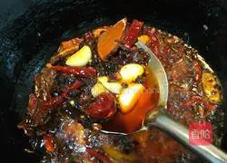 Illustration of how to fry crayfish in oil 4