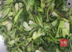 Illustration of how to stir-fry ham and thorn sprouts 6