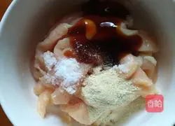 Illustration of how to make crispy chicken tenders 3