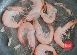 Illustration of how to stir-fry cumin prawns in oil 2