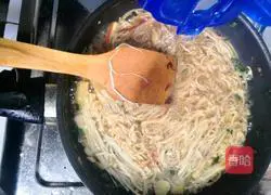 Illustration of how to make fried beef with enoki mushrooms 10