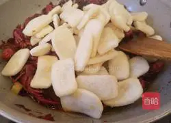 Illustration of how to cook crayfish and rice cakes 12