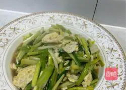 Fried eggs with garlic sprouts Illustration of how to do it 7