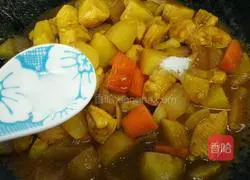 Illustration of how to make curry potato and chicken cubes 8