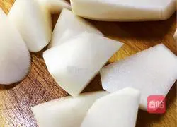 Illustration of how to cook pork belly and radish 1