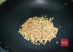 Illustration of how to make scrambled eggs with peanuts and pine nuts 5