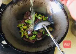 Illustration of how to stir-fry duck blood with green pepper 9