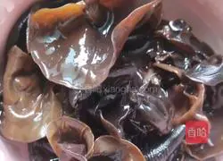 Illustration of how to make steamed pork loin with black fungus 1