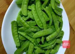 Illustration of how to make sausage and pea pods 1