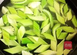 Illustration of how to make Qingxin celery and lily 2