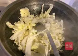 Illustration of how to make scrambled eggs with cabbage and vermicelli 7
