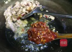 Illustration of how to make three-color fungus meat slices with pickled peppers 12