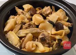 Illustration of braised chicken with fish maw, mushrooms and mushrooms 11