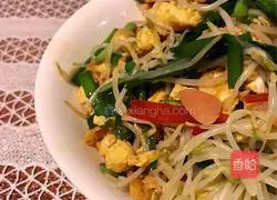 The flowers are red and the willows are green~ Illustration of how to make scrambled eggs with chives, bean sprouts and eggs 6