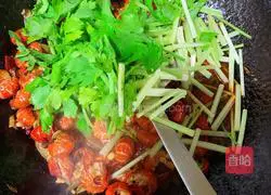 Illustration of how to stir-fry shrimp tails 4