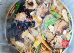 Illustration of braised large cavity bone in spicy sauce 15