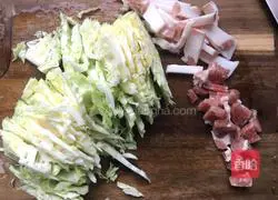 Illustration of how to make stir-fried cabbage and meat 2
