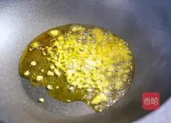 Illustration of how to make low-fat and low-calorie scrambled eggs with cucumber and fungus 3