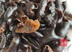 How to make fried pork slices with fungus 1