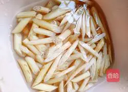 Illustration of how to make stir-fried beef with lotus root 1