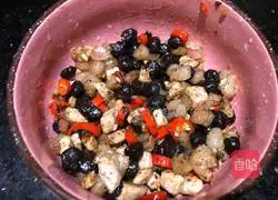 Illustration of how to steam Wuchang fish with black bean sauce 4