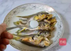 Illustration of how to make dry-fried yellow croaker 2