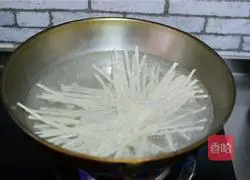 Illustration of how to make fried noodles with shrimps 2