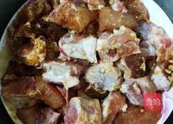 Illustration of how to make steamed pork ribs with garlic 4