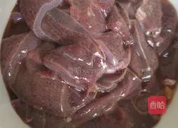 Illustration of how to stir-fry pork liver with onions 2