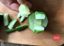 Illustration of how to make cucumber rice bucket 4