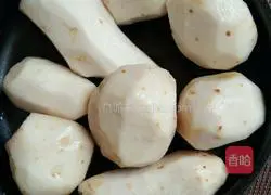 Illustration of steaming taro with chopped pepper 2