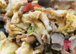 Illustration of how to make scrambled eggs with mushrooms 3