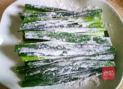 Illustration of how to make Korean seafood onion pancake 2