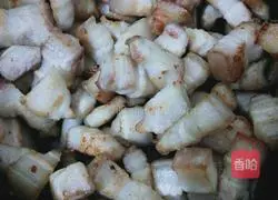 Illustration of how to make fat but not greasy braised pork 1