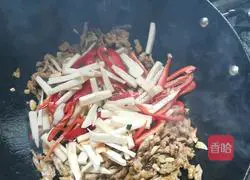 Illustration of how to make stir-fried beef with eggplant, sauerkraut and beef 4